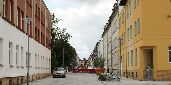 Lindenauer Josephstraße mit Radhaus und Nachbarschaftsgärten